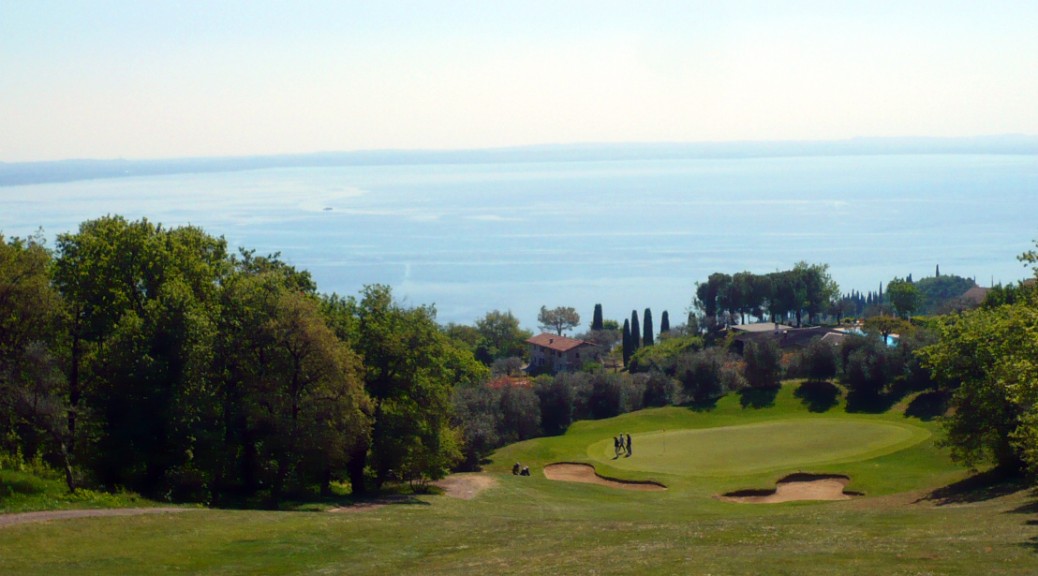 GOLF NA LAGO DI GARDA V ZÁPLAVĚ SLUNEČNÍHO SVITU