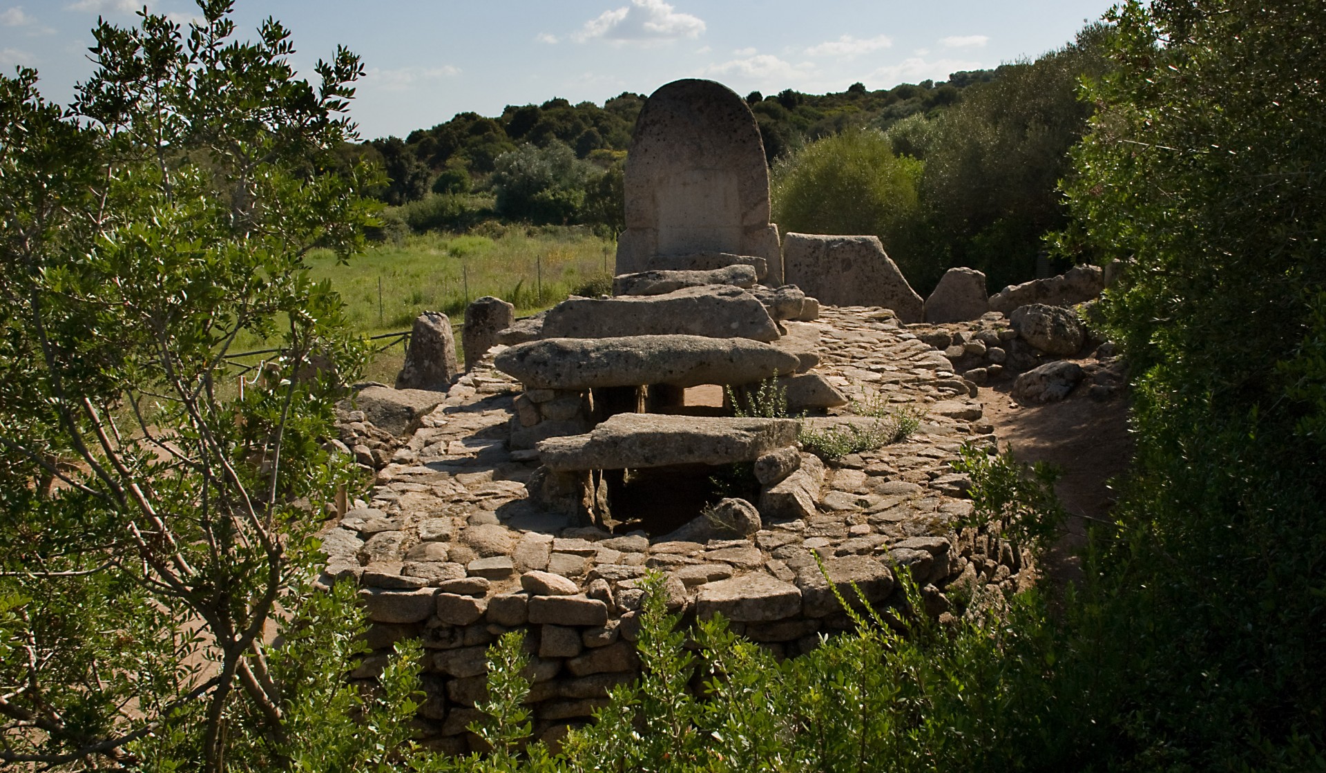 Sardínie - hroby Coddu Vecchiu