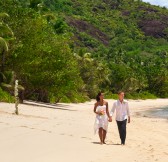 Kempinski Seychelles_WeddingCoupleBeachWalk