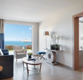 Řecko - IKOS  OLIVIA - Deluxe Two Bedroom Bungalow Suite Beachfront Ikos Olivia Lounge_2880x1926