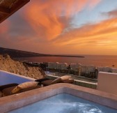 SANTO MARIS OIA LUXURY SUITES & SPA