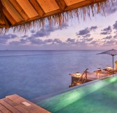 Maledivy-Joali-Maldives-Luxury-Resort-Muravandhoo-Island-Maldives-Over-Water-Pool-Sunset