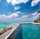 Maledivy-Gili-Lankanfushi-Luxury-Resort-Overwater-Villa-Infinity-Pool-1