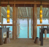Maledivy-Gili-Lankanfushi-Luxury-Resort-The-Private-Reserve-Master-Suite-Bathroom-1