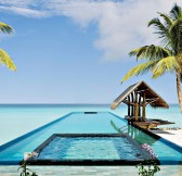 Maledivy-OneOnly-Reethi-Rah-Luxury-Resort-Overwater-Beachfront-Infinity-Pool-Ocean-View