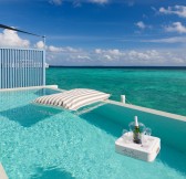 Maledivy-Amilla-Fushi-Sunset-Water-Villa-Overwater-Pool-1