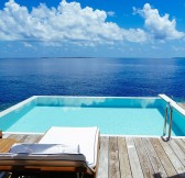 Maledivy-Amilla-Fushi-Sunset-Water-Villa-Overwater-Pool-4