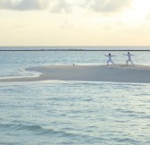 Maledivy - Soneva Jani - Yoga on the Beach