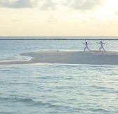 Maledivy - Soneva Jani - Yoga on the Beach