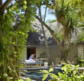 Maledivy - Dusit Thani Maldives_spa_outdoor_massage1