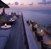 Maledivy - Dusit Thani Maldives_Sala_bar_01