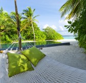 Maledivy - Dusit Thani Maldives_Beach Residence Hammock & Pool