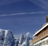 ITALIE - COMO Alpina Dolomites - Exterior terrace and mountain view