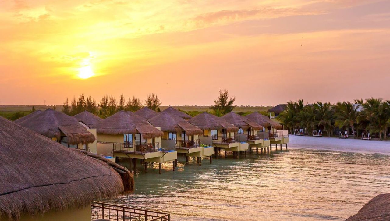 PALAFITOS OVERWATER BUNGALOWS (JEN PRO DOSPĚLÉ) *****